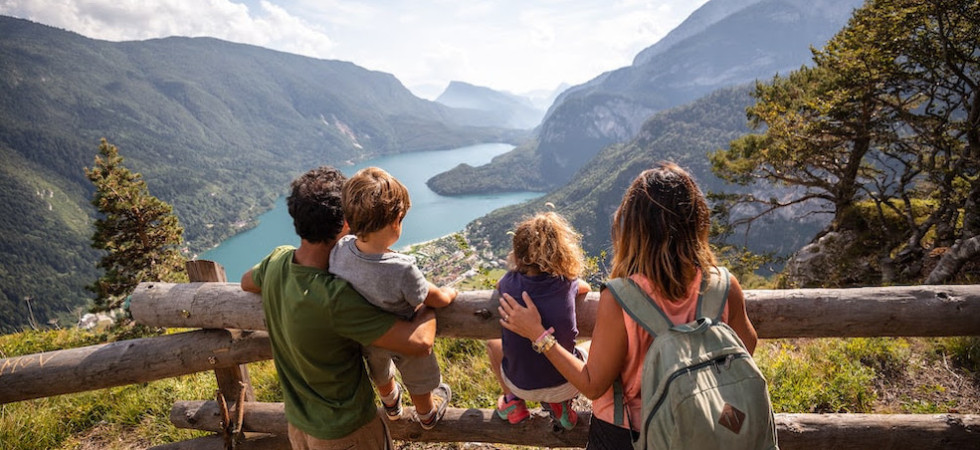 Foto di Oliver Astrologo per Dolomiti Paganella Tutto pronto per il primo festival interamente nel bosco, tra gli ospiti di "Orme" anche Enrico Ruggeri